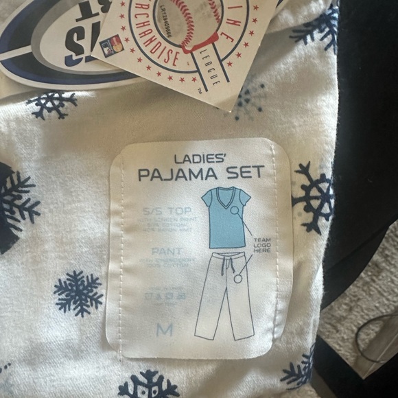 Ladies NY Yankees Pajama set in pouch - M - NWT - Picture 2 of 2
